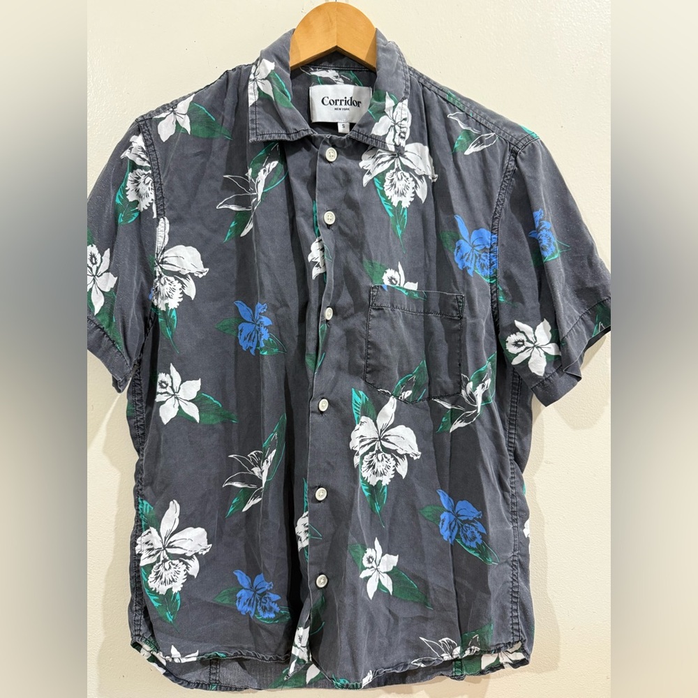 Corridor Men's Charcoal Floral Short-Sleeve Button-Down Shirt
